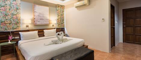 Caja de seguridad en la habitación, escritorio y cortinas blackout