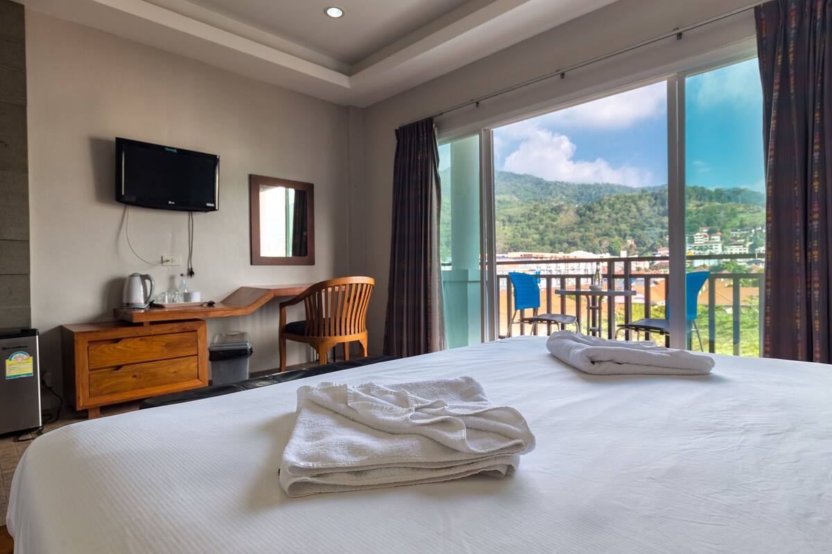 Deluxe Double Room with Mountain View  | Caja de seguridad en la habitación, escritorio y cortinas blackout 