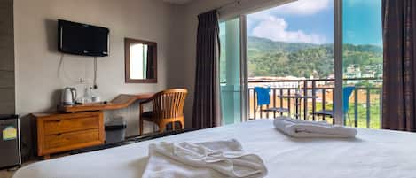 Deluxe Double Room with Mountain View | Coffres-forts dans les chambres, bureau, rideaux occultants