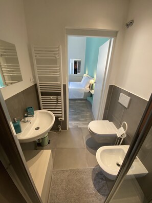Shower, hair dryer, bidet, towels - Dany House (Florence)