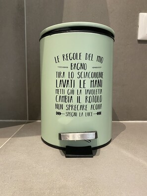 Douche, sèche-cheveux, bidet, serviettes fournies