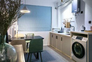 Apartment, 2 Schlafzimmer | Eigene Kochnische | Kühlschrank, Mikrowelle, Herdplatte, Wasserkocher