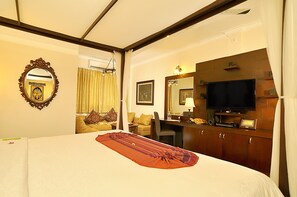 Presidential Villa 4  Bedroom with Pool  | Bar mini, peti besi dalam bilik, meja 