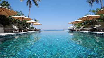 Una piscina al aire libre, una piscina infinita