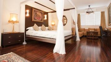 Minibar, caja de seguridad en la habitación y escritorio