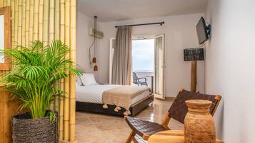 Suite – panorama, sjøutsikt | 1 soverom, safe på rommet, lydisolert og strykejern/-brett