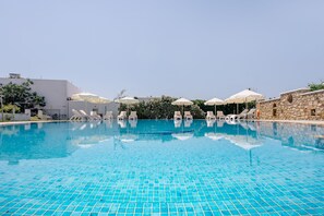 Outdoor pool, sun loungers - Ariadne Hotel (Naxos)