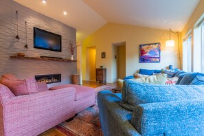 Älytelevisio, takka, videopelejä, DVD-soitin