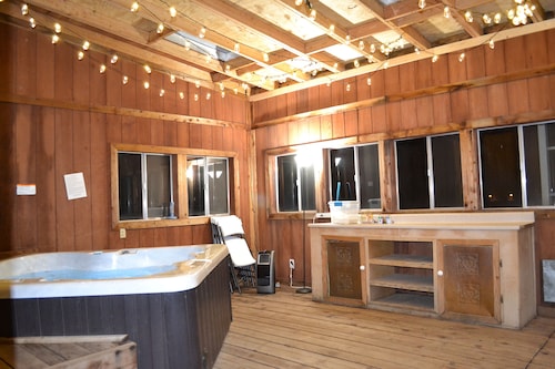 Near town & Golf, Sleeps 15, 3,300sqft, 1.9 Acres, 6BR w/4Kings, Game Room, HVAC
