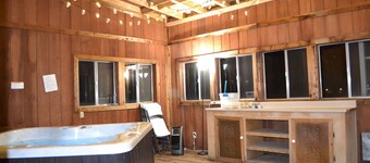 Immense maison avec bain à remous intérieur, salle de jeux, TV dans chaque chambre, chauffage central et A / C