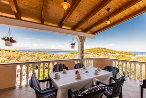 Outdoor dining - LUXURY 2 BEDROOM APARTMENT - VILLA WITH SPECTACULAR VIEW! (Kukljica)