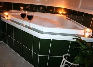 Duschwanne, Whirlpool, Haartrockner, Handtücher
