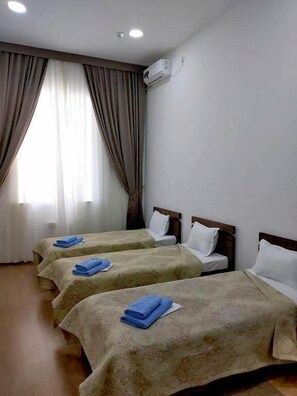 Standard Triple Room | Peralatan tempat tidur hipoalergenik, langsir/tirai gelap terus 