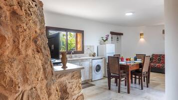 Fridge, oven, stovetop, cookware/dishes/utensils