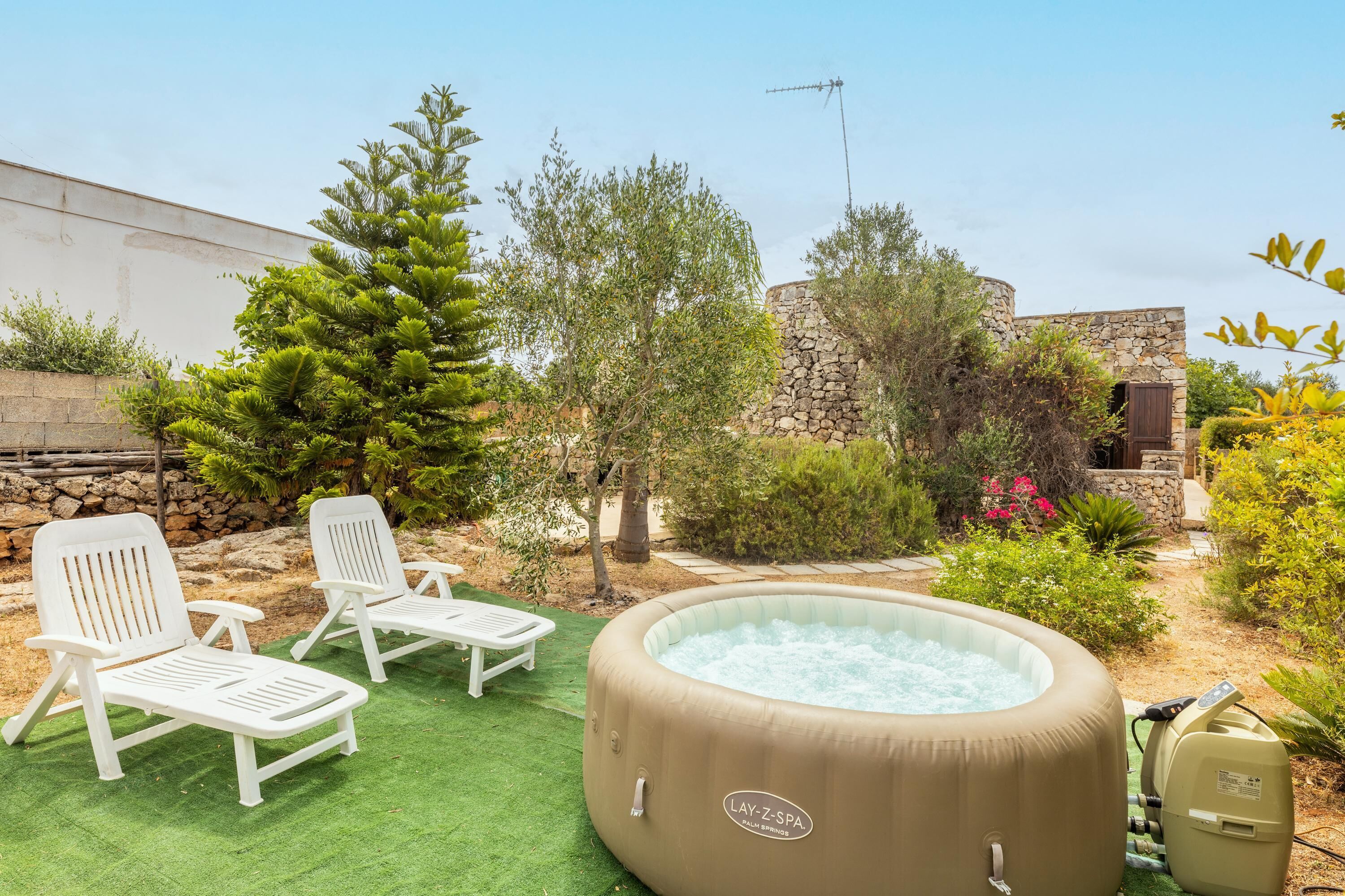 Outdoor spa tub