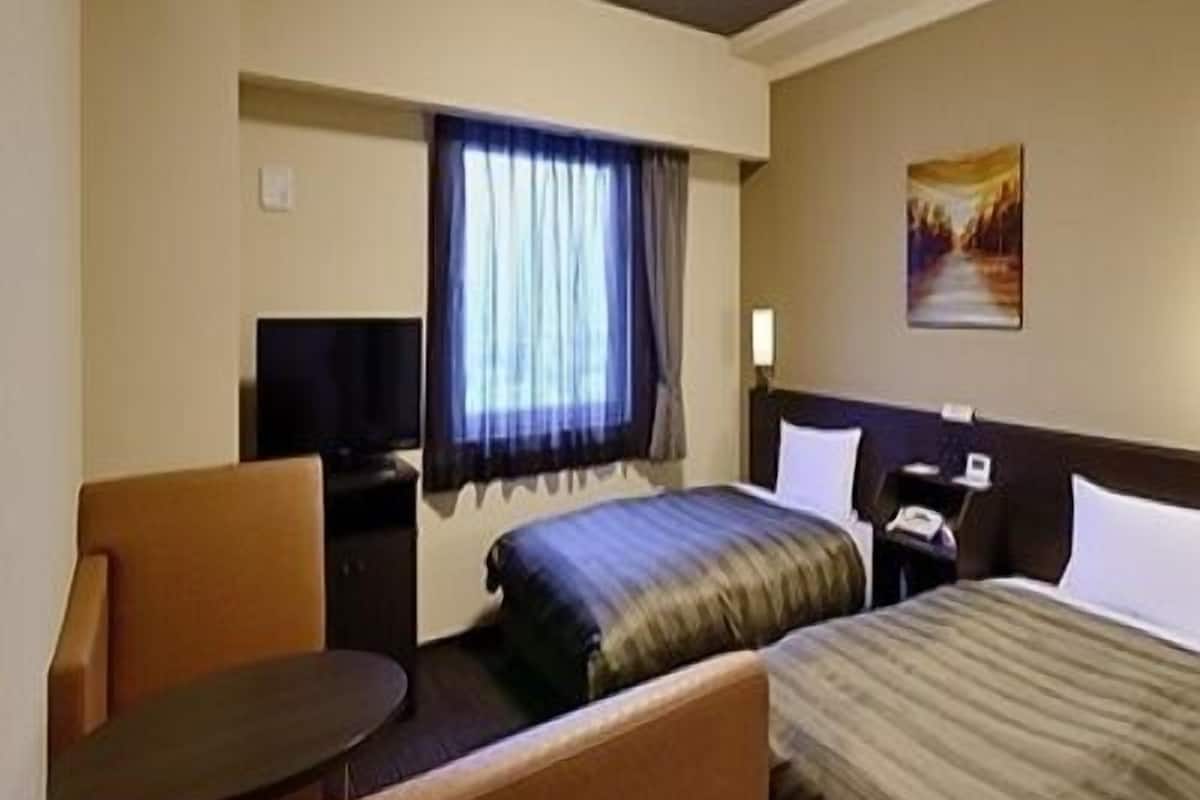Desk, WiFi (free), bed sheets