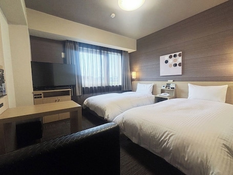 Desk, free WiFi, bed sheets. Hotel Route-Inn Kouka Minakuchi -Kokudo 1 gou-