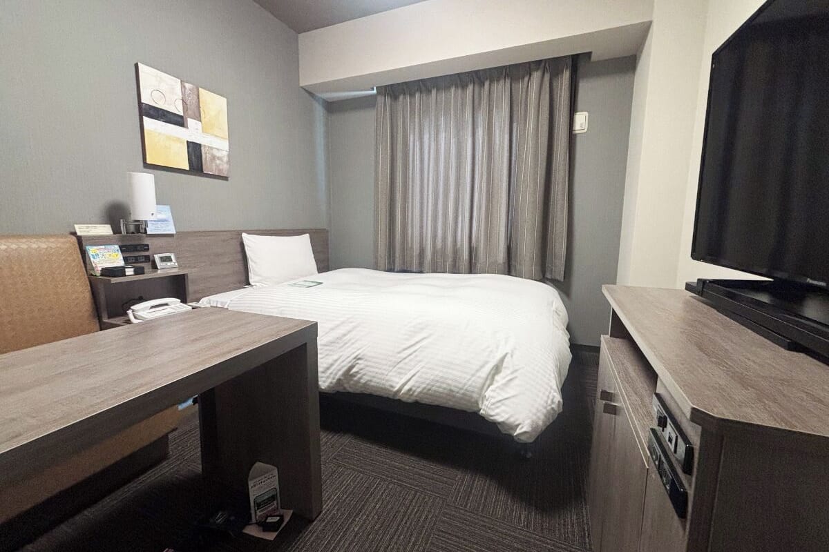 Desk, free WiFi, bed sheets