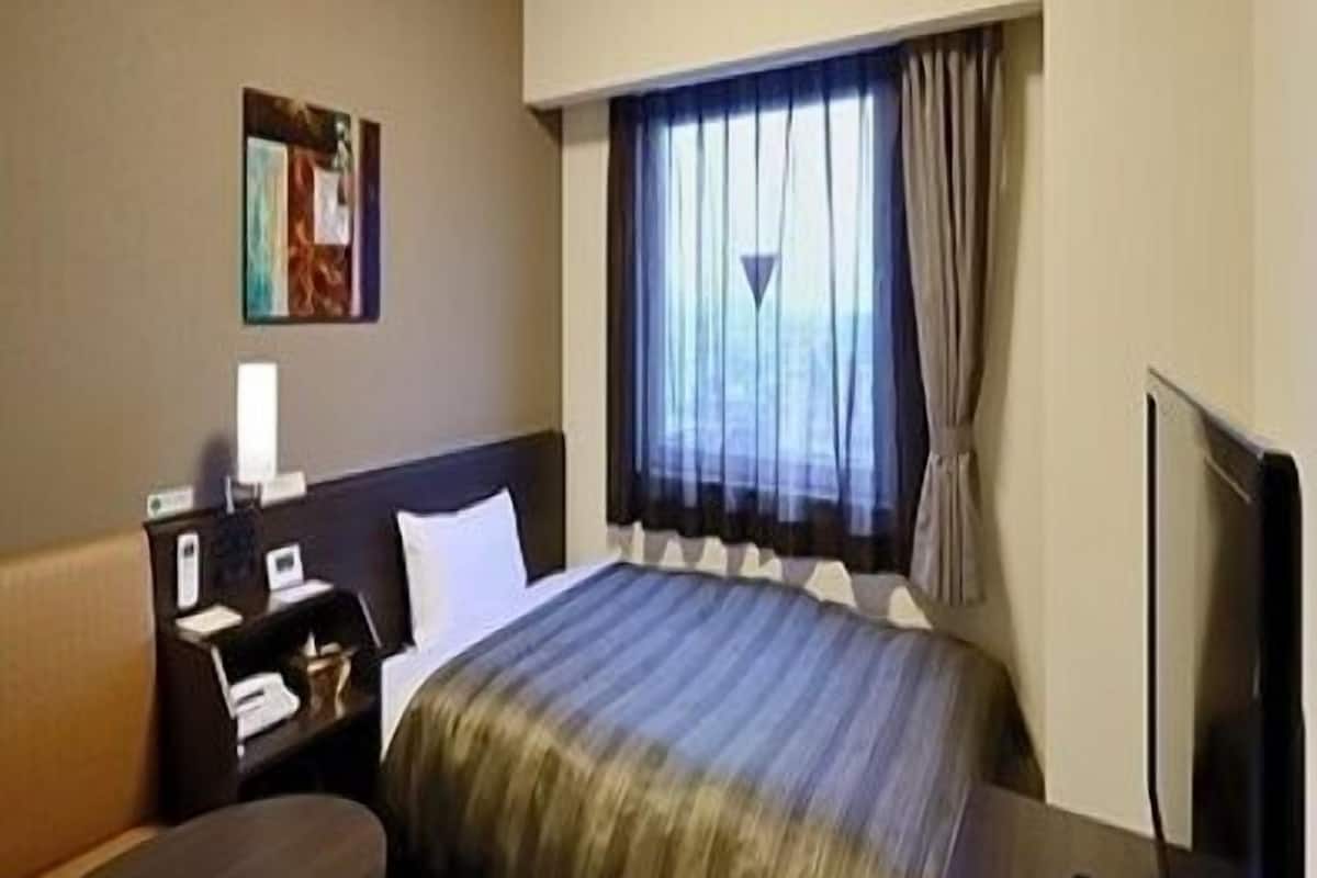 Desk, WiFi (free), bed sheets