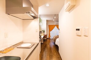 Quarto casal, para não fumantes | Cozinha privada | Geladeira, micro-ondas, cooktop