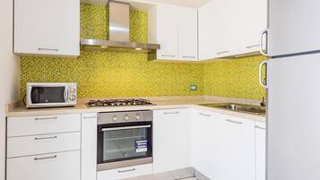 Frigorifero, microonde, forno, piano cottura