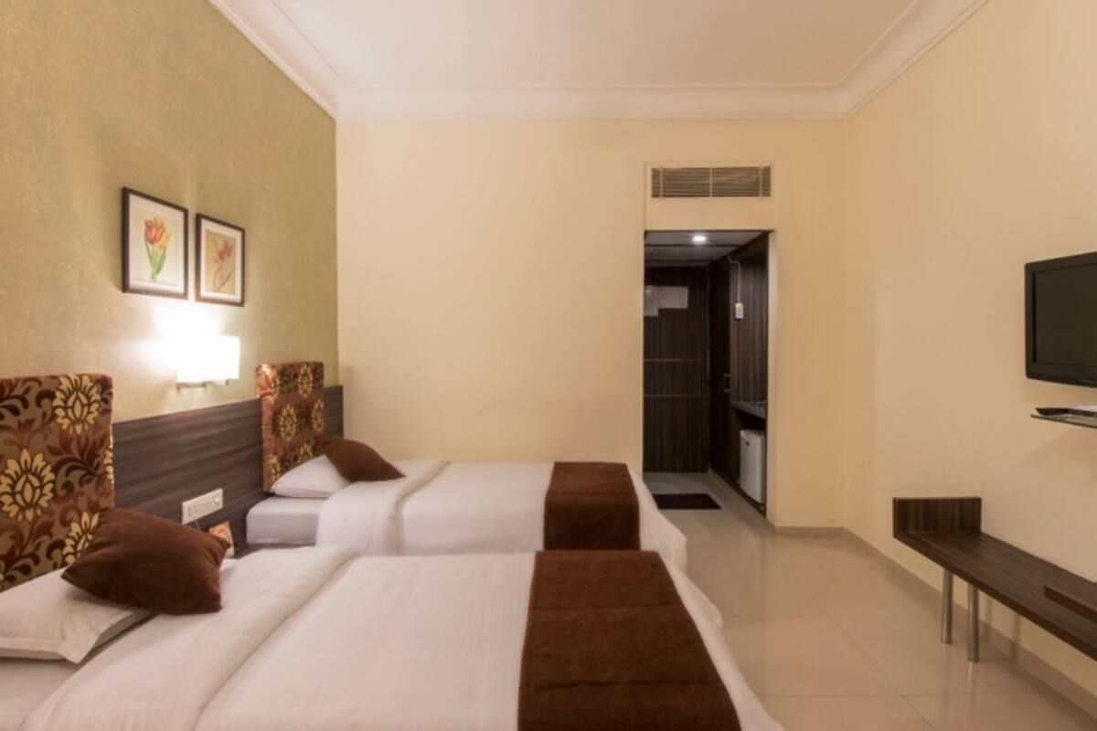 Executive Room | Desk, iron/ironing board, rollaway beds, free WiFi