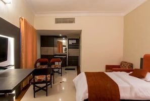 Deluxe Room | Desk, iron/ironing board, rollaway beds, free WiFi