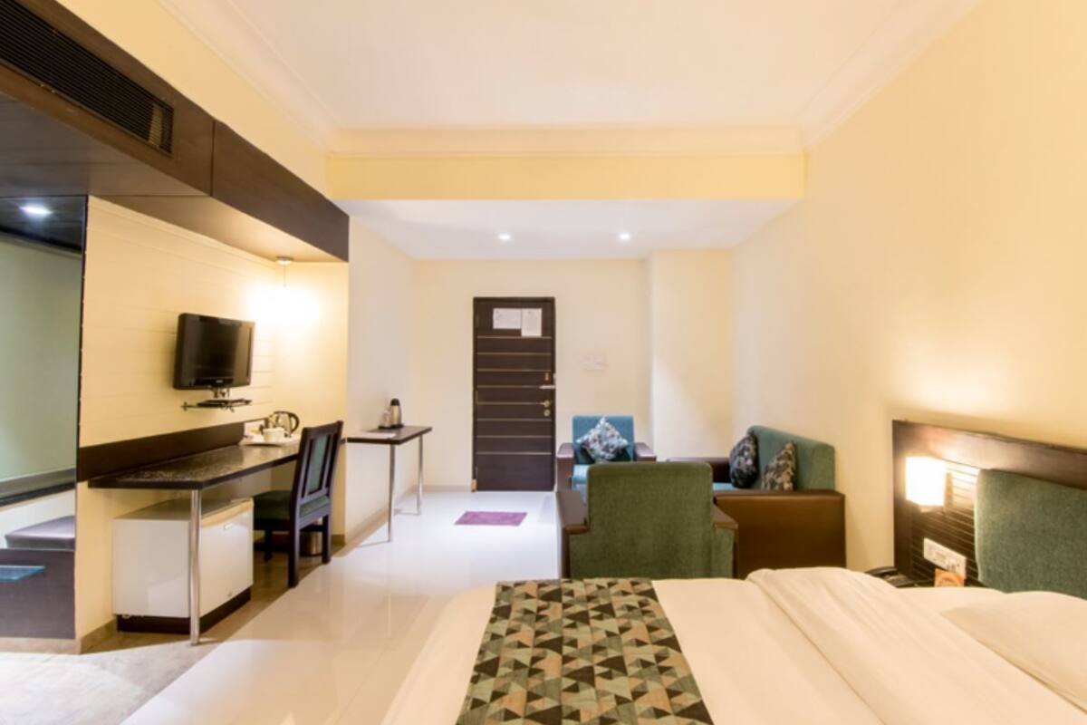 Deluxe Room | Desk, iron/ironing board, rollaway beds, free WiFi