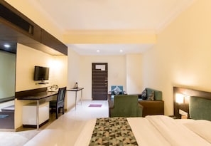 Deluxe Room | Desk, iron/ironing board, rollaway beds, free WiFi