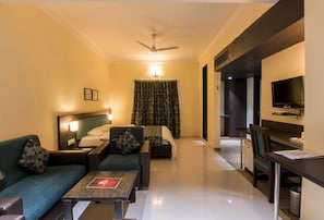 Deluxe Room | Desk, iron/ironing board, rollaway beds, free WiFi