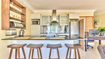 Full-sized fridge, microwave, oven, stovetop