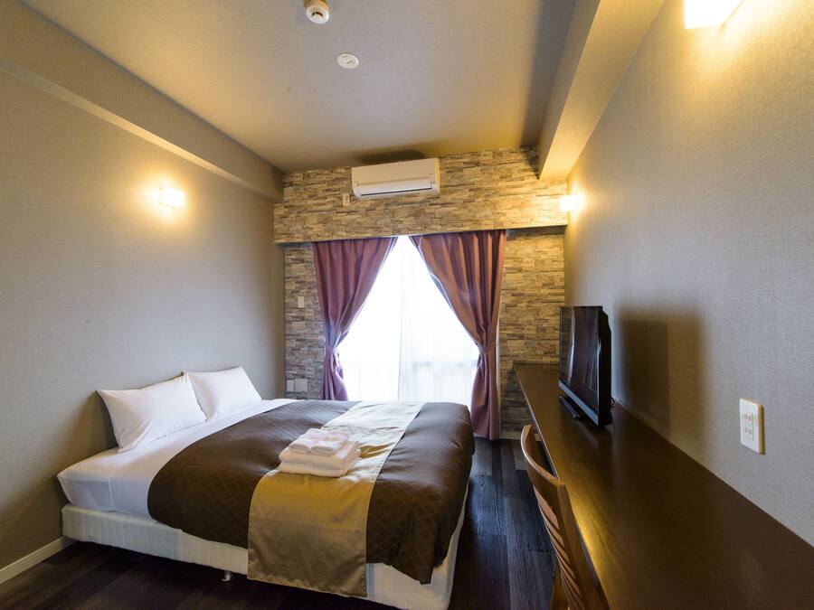 Laptop workspace, free WiFi, bed sheets