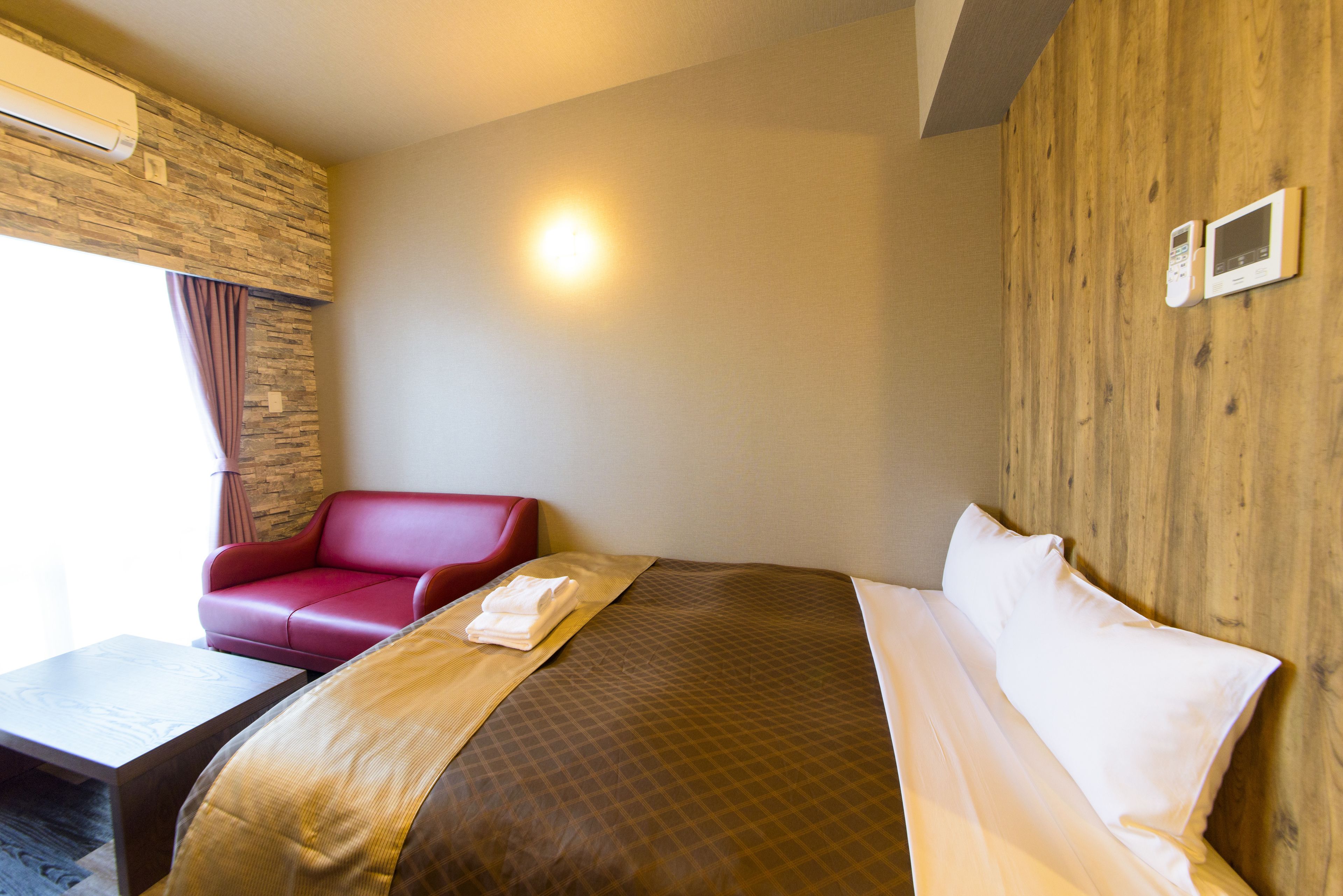 Laptop workspace, free WiFi, bed sheets