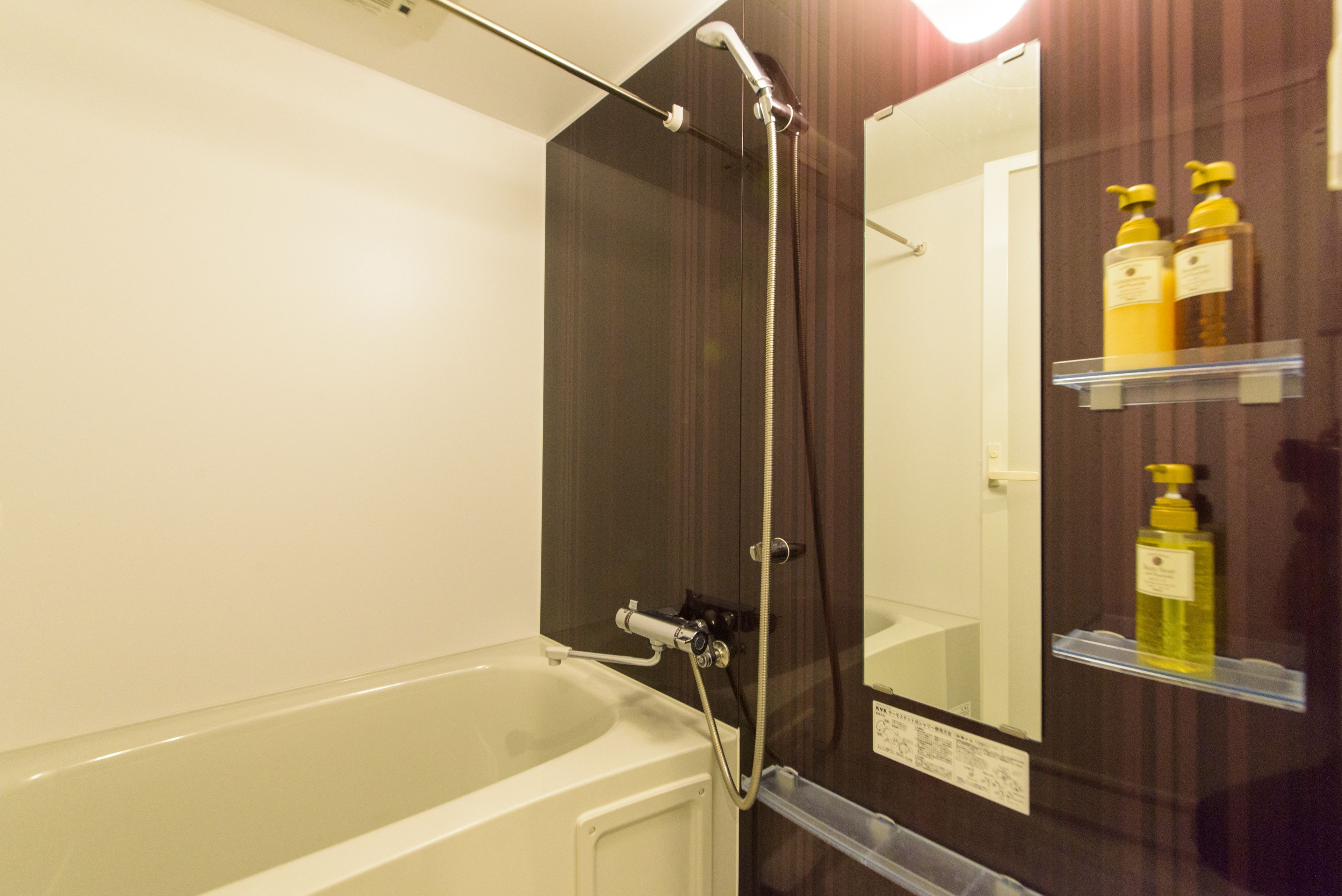 独立的浴缸和淋浴、深泡浴缸、免费洗浴用品、吹风机