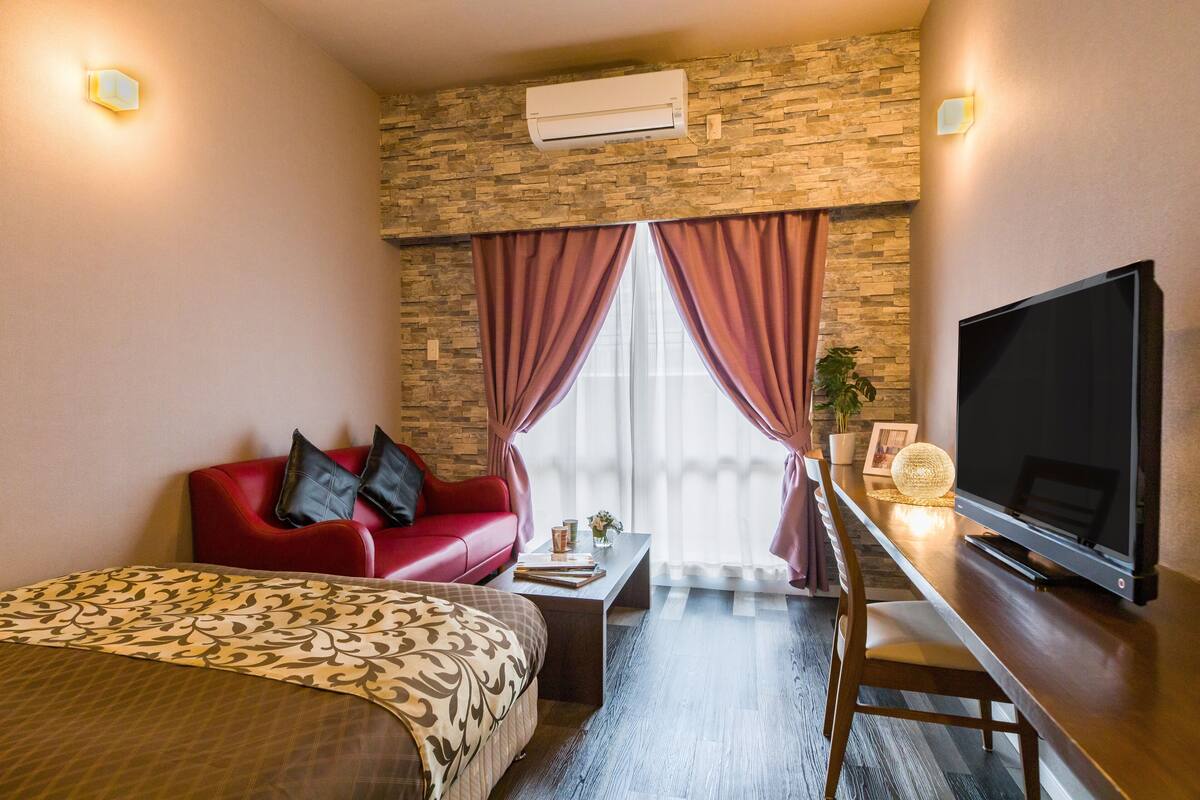 Laptop workspace, free WiFi, bed sheets