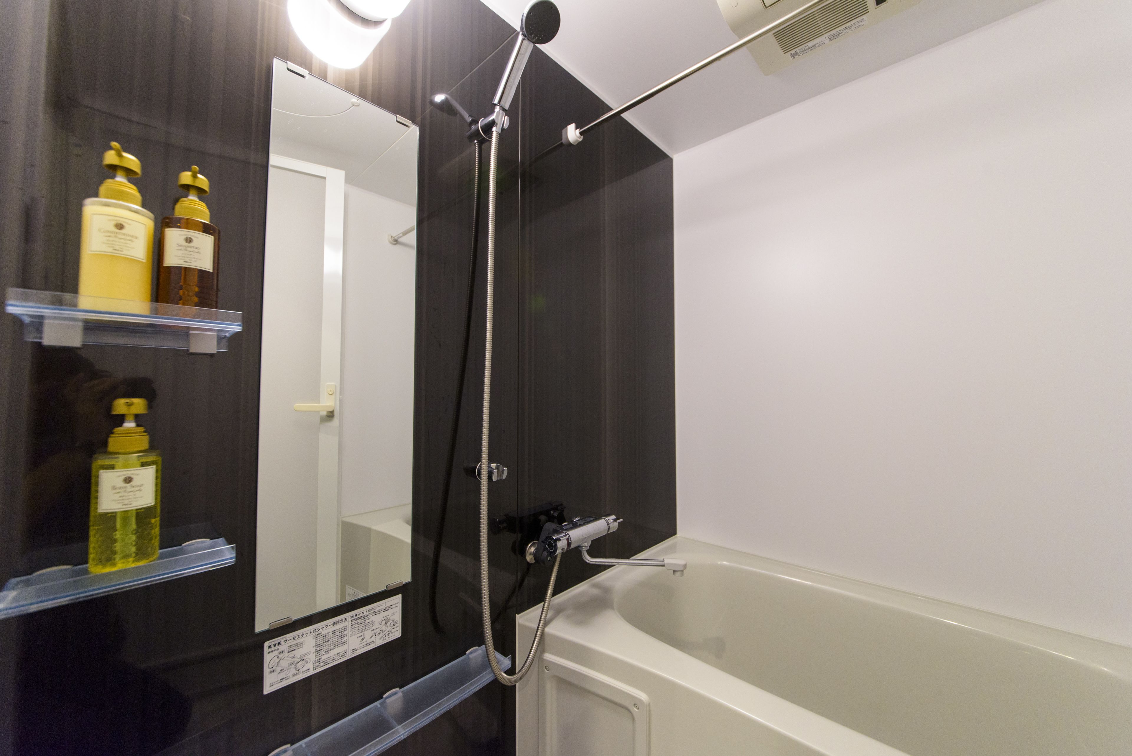 Baignoire et douche séparées, baignoire relaxante profonde