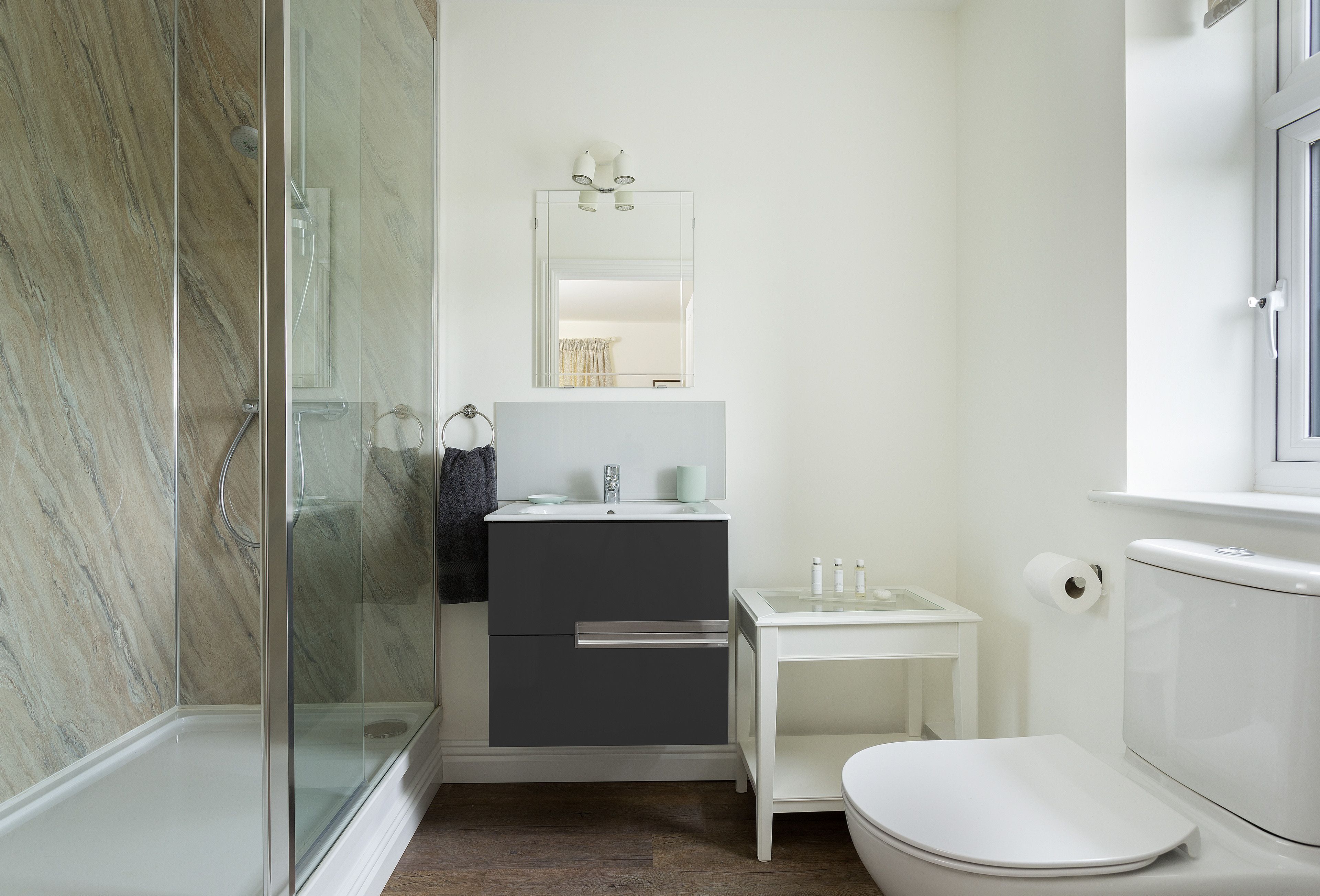 Ground floor: En-suite shower room