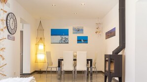 A modern living room with a sofa, clear chairs, a dining table, and artwork on the walls. - Fonoll Mari - Beautiful house two minutes from the beach in S'Illot, Manacor (Manacor)