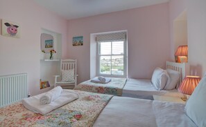 4 bedrooms, iron/ironing board, travel cot, free WiFi - 4 Bed in Braunton (oc-wyndv) (Braunton)