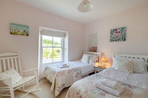4 bedrooms, iron/ironing board, travel crib, free WiFi - 4 Bed in Braunton (oc-wyndv) (Braunton)
