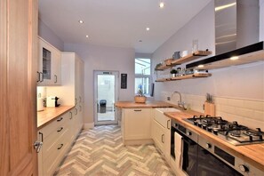 Microwave, oven, dishwasher, toaster - 4 Bed in Braunton (oc-wyndv) (Braunton)