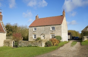 Lime Kiln Farmhouse detached property with private enclosed garden situate on the Castle Howard Estate in Coneysthorpe