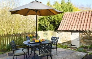 Outdoor dining - Lime Kiln Farmhouse, Castle Howard, Coneysthorpe , Yorkshire (Coneysthorpe)