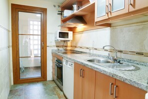 Frigorífico, microondas, horno y lavavajillas