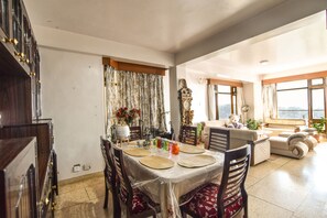 อพาร์ทเมนท์สำหรับครอบครัว, 3 ห้องนอน, ปลอดบุหรี่, วิวภูเขา | 1 ห้องนอน, ตู้นิรภัยในห้องพัก, โต๊ะทำงาน, Wi-Fi ฟรี