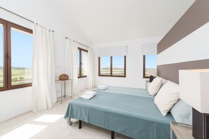 4 slaapkamers, een strijkplank/strijkijzer, gratis wifi, beddengoed