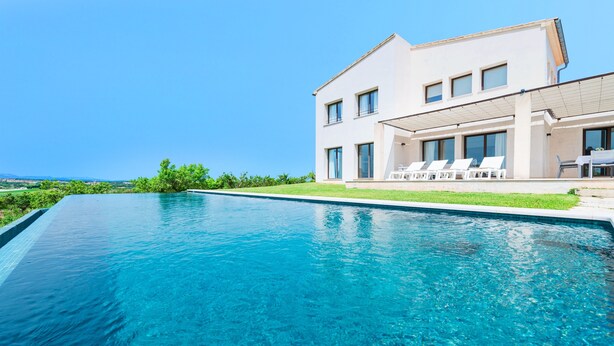 A modern house with a swimming pool, a covered patio, and a view of the sea. - CAN SAL - Villa with private pool in and free WiFi in Ariany (Ariany)