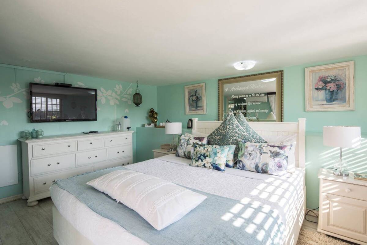 1 bedroom, premium bedding, in-room safe, desk