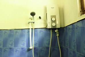 Chambre Double Deluxe | Salle de bain | Douche, articles de toilette gratuits, sèche-cheveux