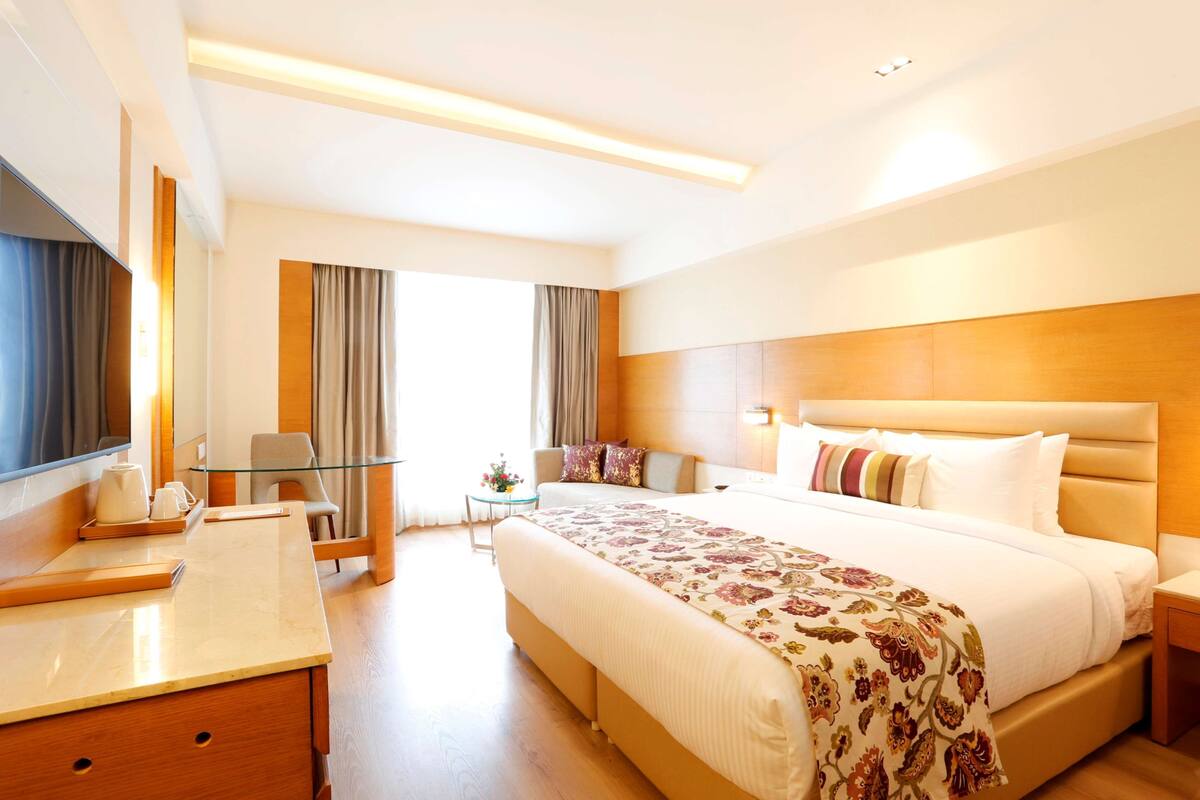 Suite – junior, 1 kingsize-seng, balkong | Minibar, safe på rommet, skrivebord og lydisolert